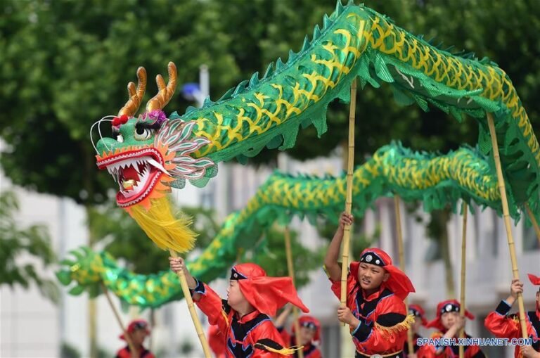 danza del dragon en celebracion festiva