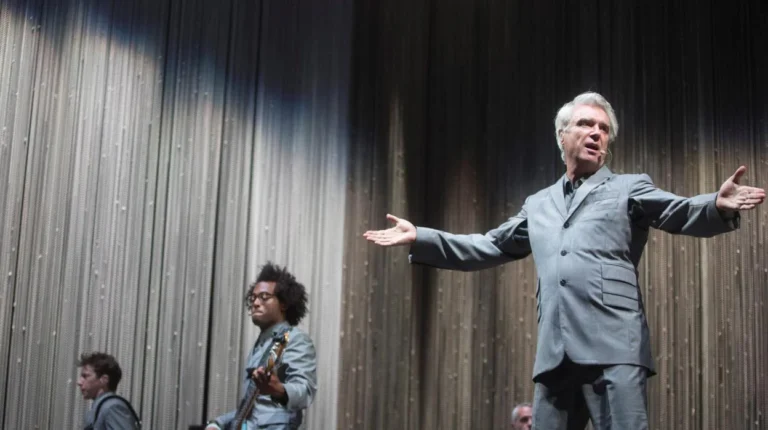 Cómo Funciona la Música de David Byrne y Su Influencia en el Arte 2 david byrne en un escenario vibrante