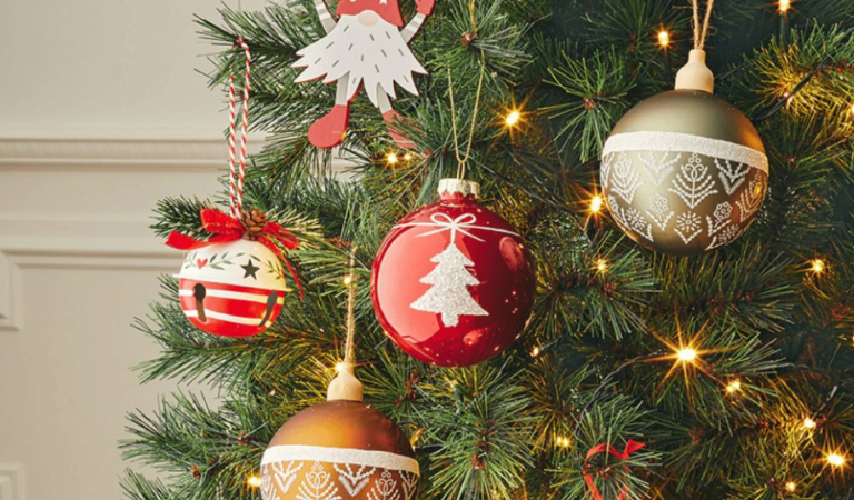Qué deseos de Navidad y Año Nuevo son los más significativos 27 decoracion navidena con luces brillantes