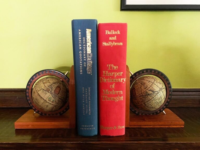 diccionarios antiguos y modernos en mesa