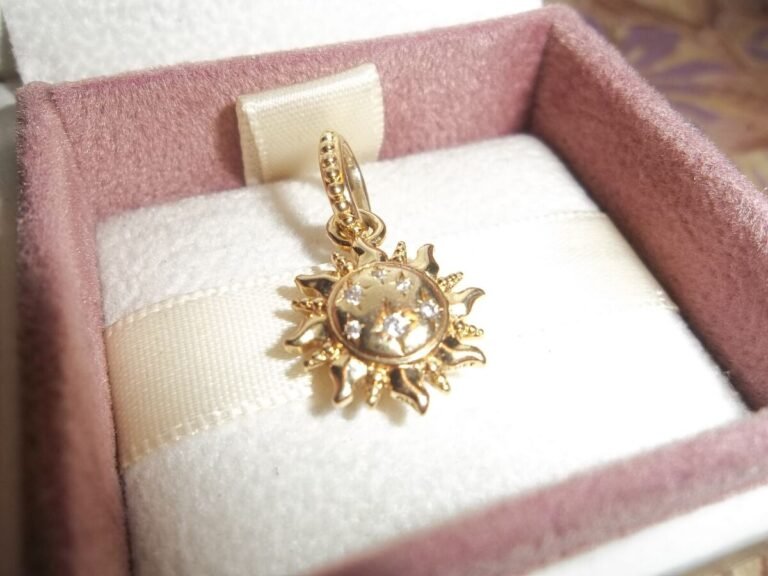 dije de sol en oro brillante