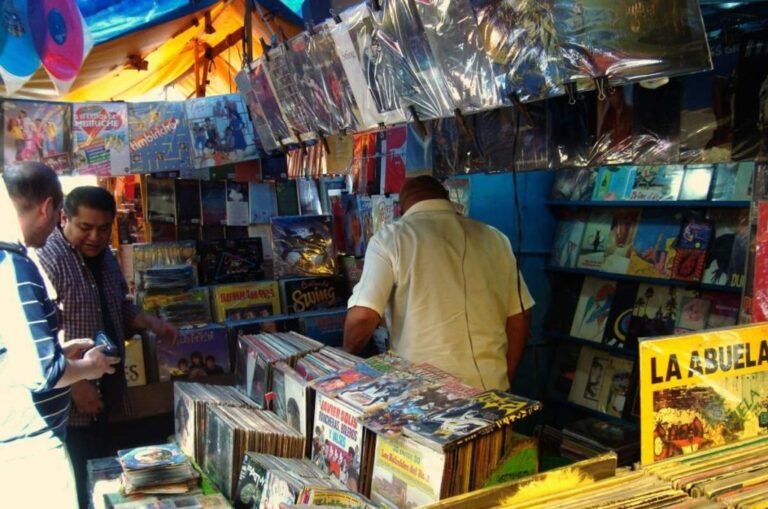 Dónde puedo encontrar discos de vinilo de José José en México 25 discos de vinilo en un mercado mexicano
