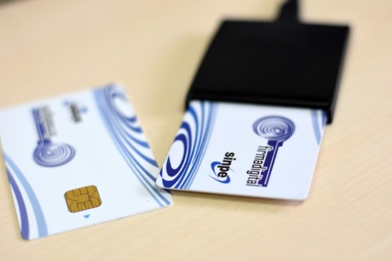 Qué Es una Firma Electrónica y Para Qué Sirve en México 24 dispositivo electronico firmando documentos digitales