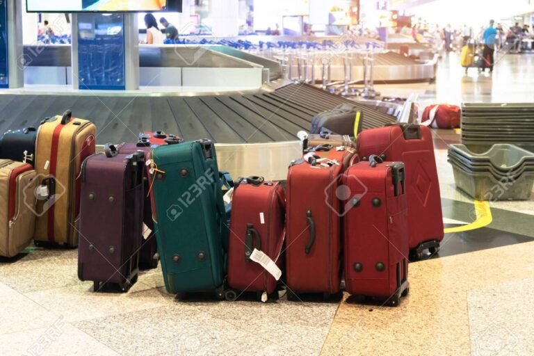 diversas maletas en un aeropuerto