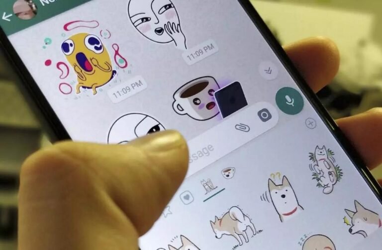 Cómo puedo crear y enviar stickers en WhatsApp fácilmente 11 diversas manos creando stickers digitales