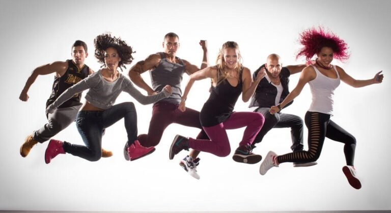 diversos estilos de baile en clases grupales
