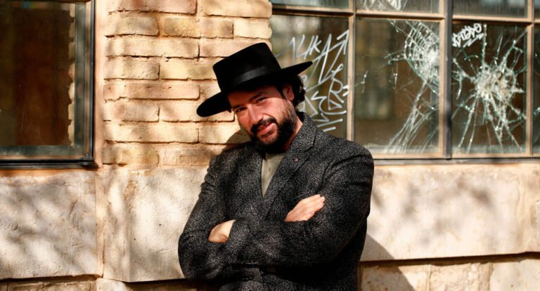 diversos sombreros de ala ancha para hombres