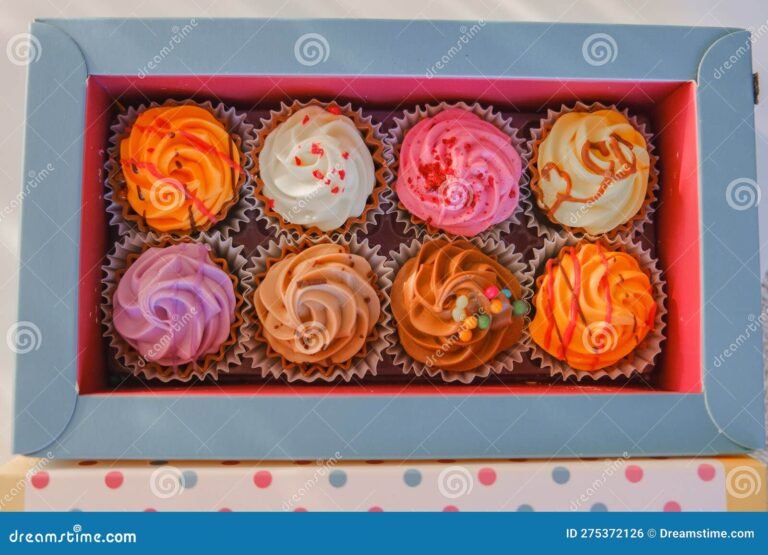 dulces pastelitos en una colorida caja