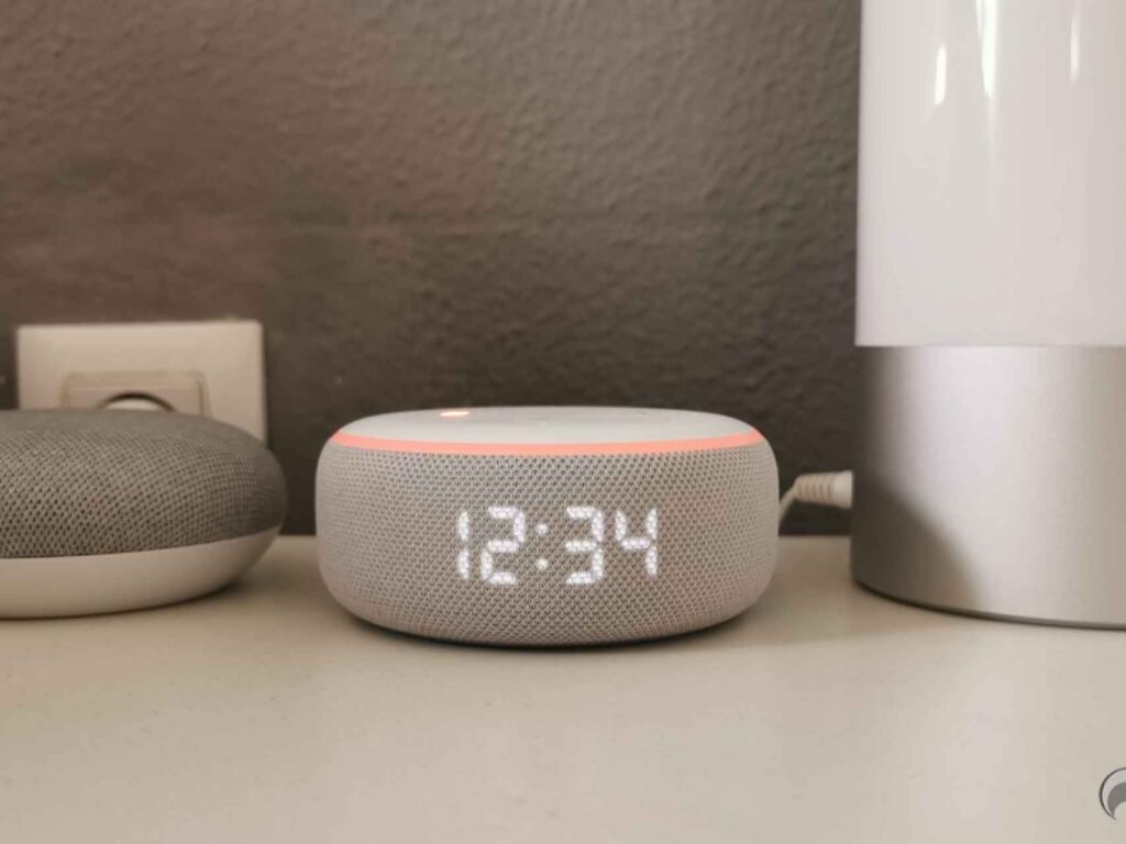Qué características y funciones ofrece el Alexa Echo Dot con reloj