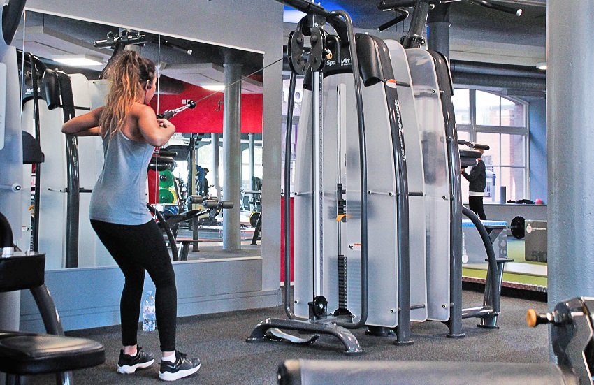 Qué información contiene el documento del responsable financiero de Smart Fit