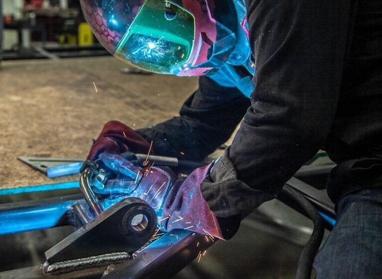 electrodos de soldadura sobre fondo metalico