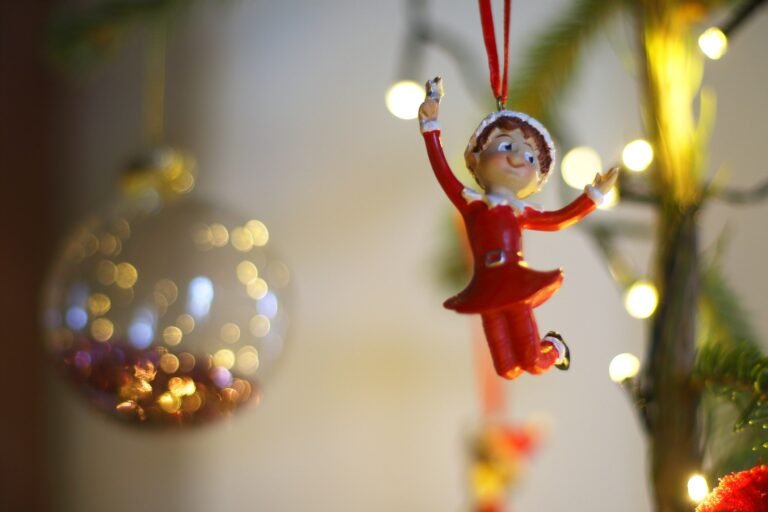 Qué es "The Elf on the Shelf" y cómo se celebra en español 17 elfo en el estante con decoracion navidena