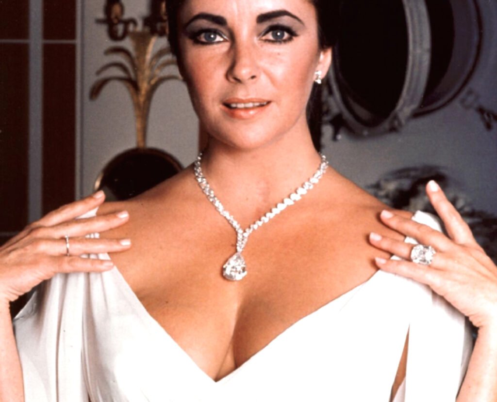 Qué joyas de diamantes y zafiros eran favoritas de Elizabeth Taylor 6 Qué joyas de diamantes y zafiros eran favoritas de Elizabeth Taylor