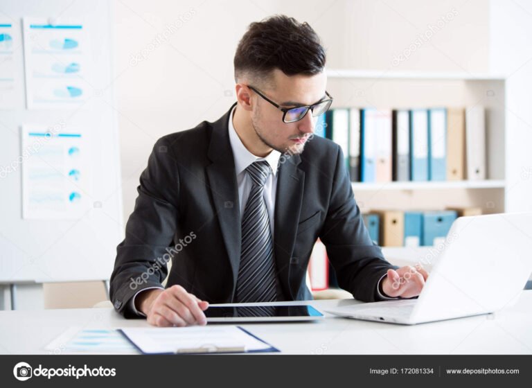 empresario trabajando en su oficina