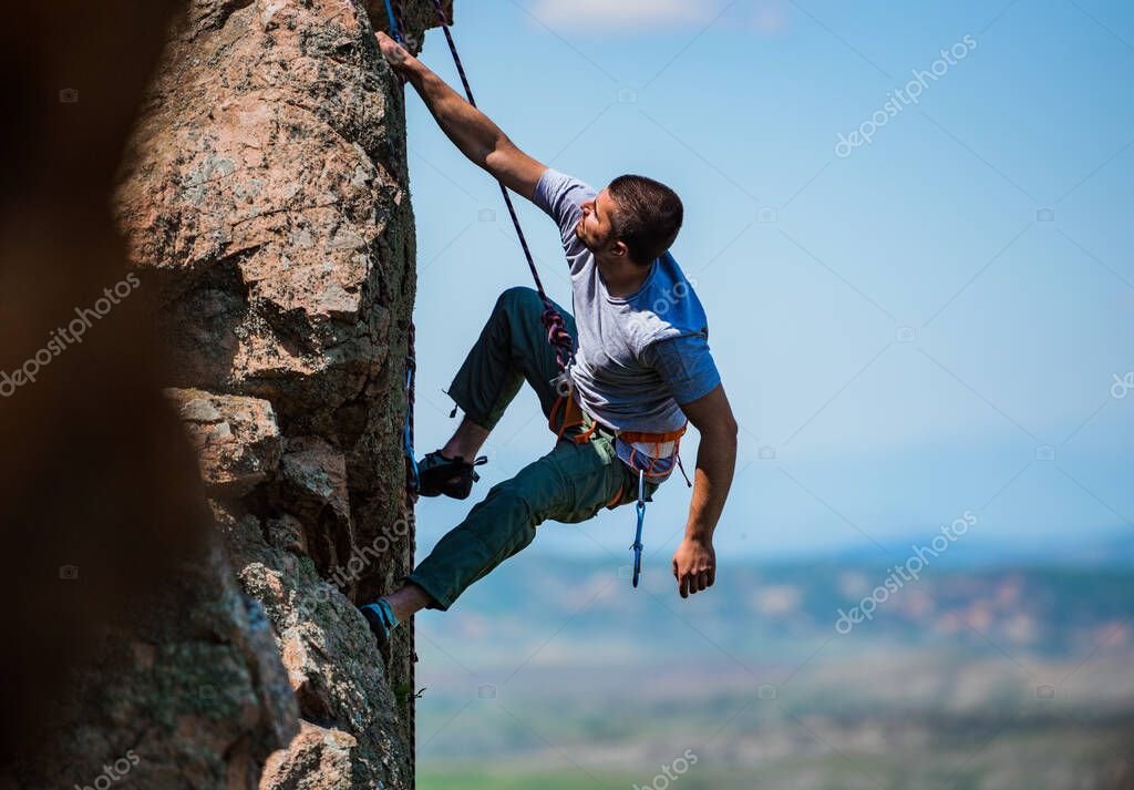 Por qué a veces echarle ganas no es suficiente para alcanzar nuestras metas 1 escalando una montana empinada y desafiante