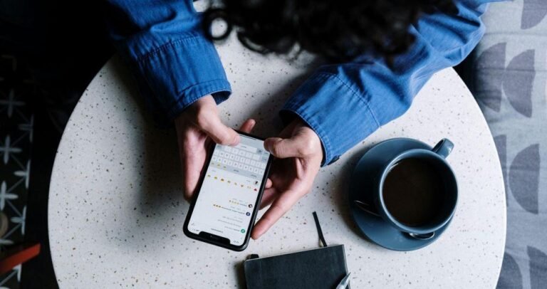 Cómo Puedo Hacer Estados Con Música en WhatsApp Fácilmente 7 escena de alguien creando estados en movil