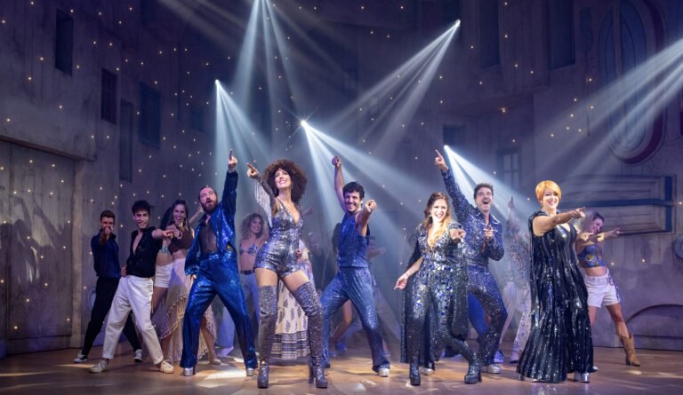 Mamma Mia! Qué novedades trae la secuela "Vamos otra vez" 23 escena musical vibrante de mamma mia