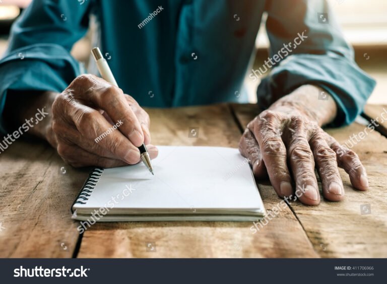 escritor en accion con libreta y lapiz