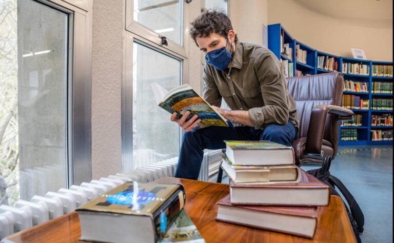 escritor en su escritorio con cuadernos