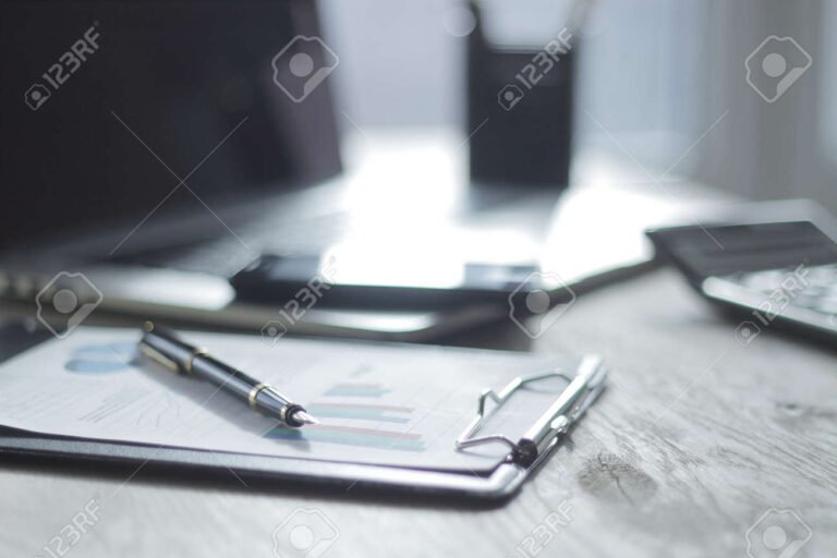 Qué Elementos Debe Incluir una Carta de Recomendación Efectiva 5 escritorio con papel y pluma elegante