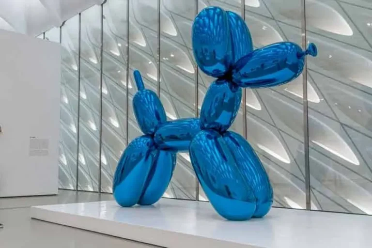 escultura perro globo en un parque