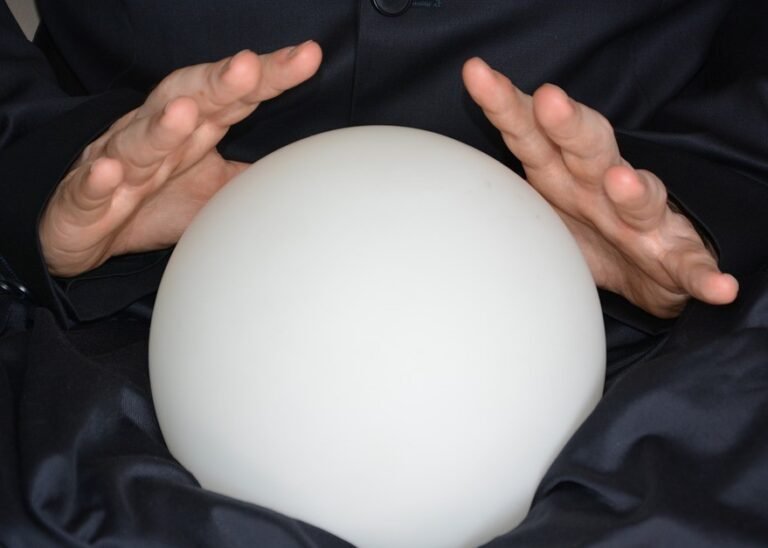 Quién es la persona que predice el futuro y cómo lo hace 1 esfera de cristal con manos adivinatorias