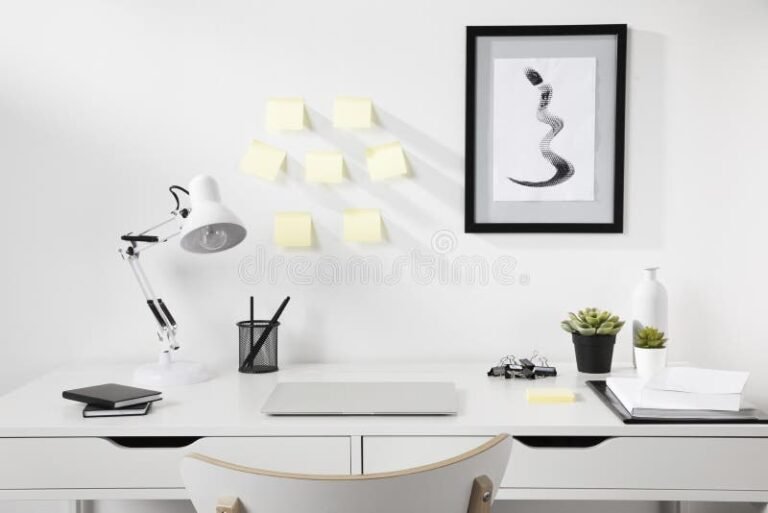 espacio de trabajo digital organizado y luminoso