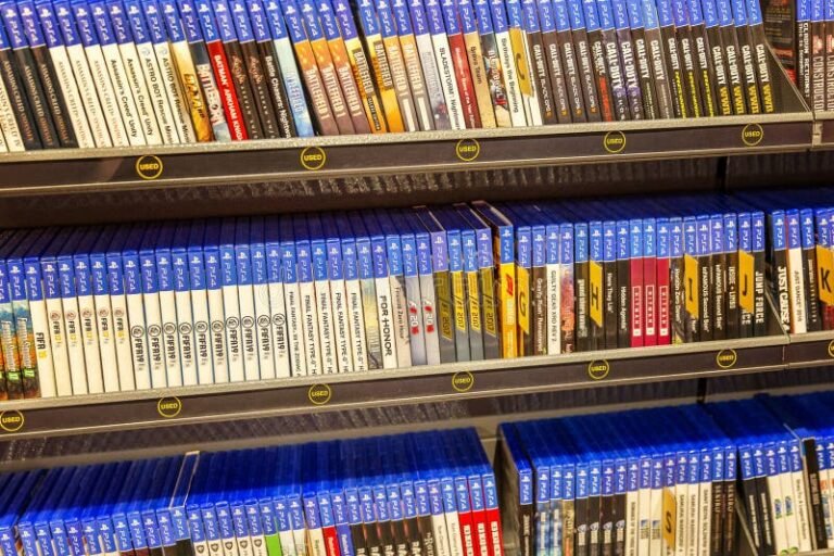estante de videojuegos en una tienda