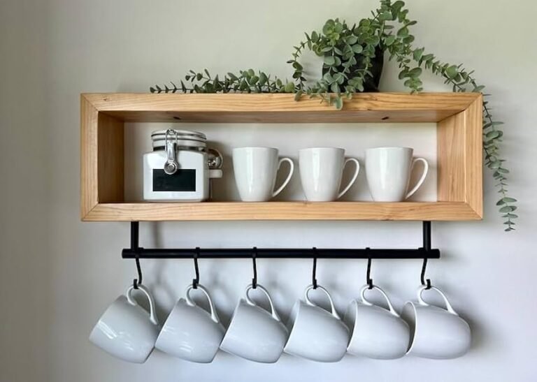 estanterias modernas con tazas de cafe