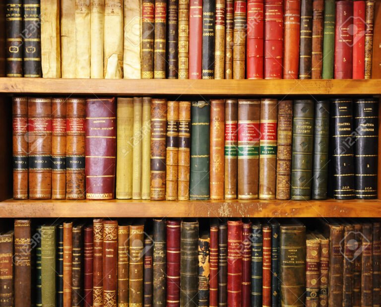 estantes llenos de libros clasicos