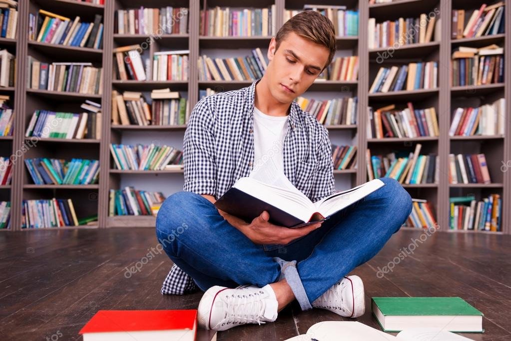 estudiante concentrado leyendo libros de derecho