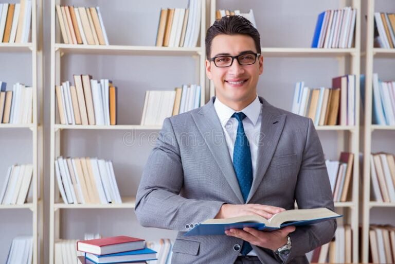 Qué habilidades y conocimientos se requieren para estudiar Derecho 3 estudiante de derecho en una biblioteca