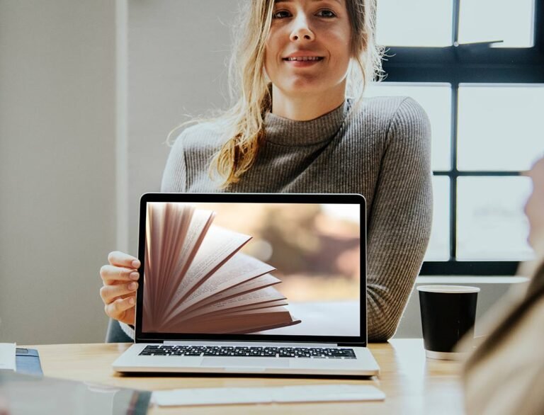 Es posible obtener una licenciatura en un año a través de estudios en línea 2 estudiante en laptop con libros abiertos