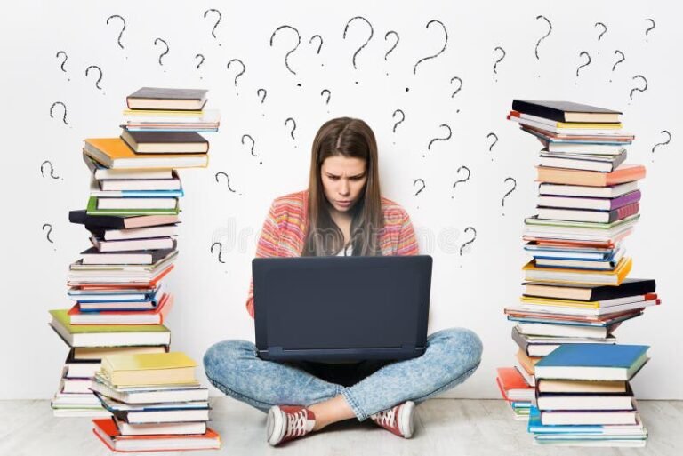 Qué cursos online con valor curricular son los más recomendados 6 estudiante en laptop con libros alrededor