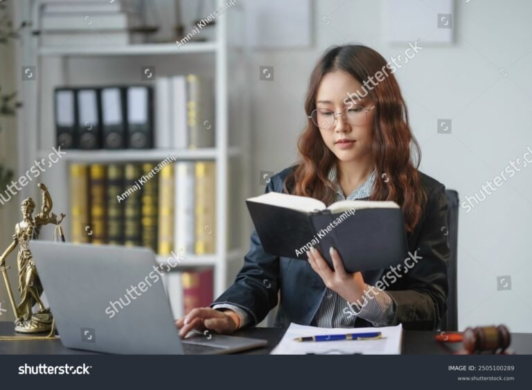 Qué beneficios ofrece una Maestría en Derecho Fiscal online 1 estudiante en laptop con libros de derecho