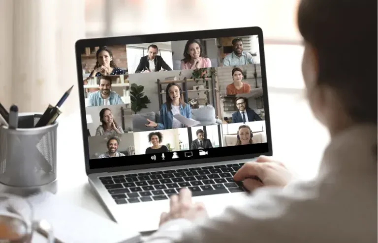 estudiante grabando una clase en computadora