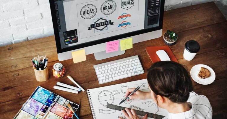 estudiante investigando arte en computadora