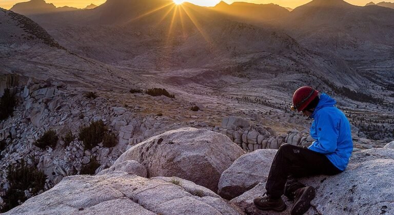 Cómo elegir la carrera adecuada con un test vocacional 20 estudiante reflexionando frente a un camino