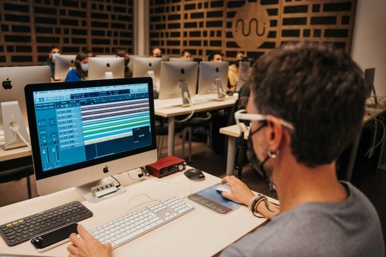 Qué opciones existen para estudiar una licenciatura en producción musical online