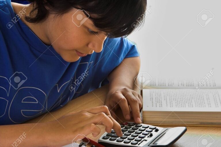 Qué aplicación puede ayudarte a resolver tareas de matemáticas 20 estudiante usando una calculadora en su escritorio