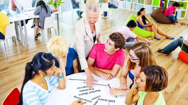 Qué contiene el libro de estudiante English File Elementary 12 estudiantes aprendiendo en un aula de ingles