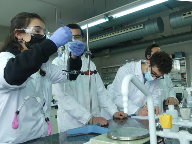 Qué oportunidades hay para realizar prácticas profesionales en ingeniería química 11 estudiantes de ingenieria quimica en laboratorio