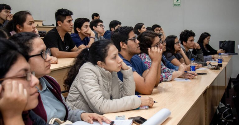 Es lo mismo licenciatura en ingeniería industrial que ingeniería industrial 1 estudiantes en aula de ingenieria industrial