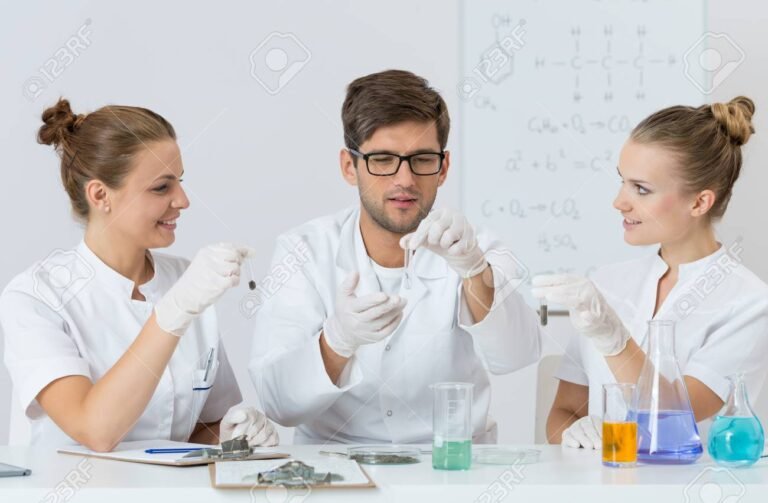 Qué necesitas saber sobre la prueba T del Tec de Monterrey 6 estudiantes en un laboratorio realizando experimentos