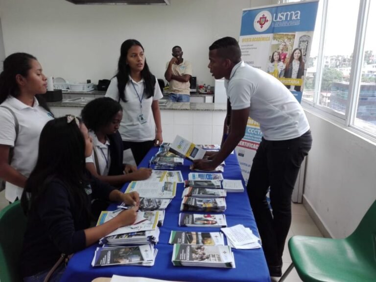 estudiantes explorando opciones de carrera