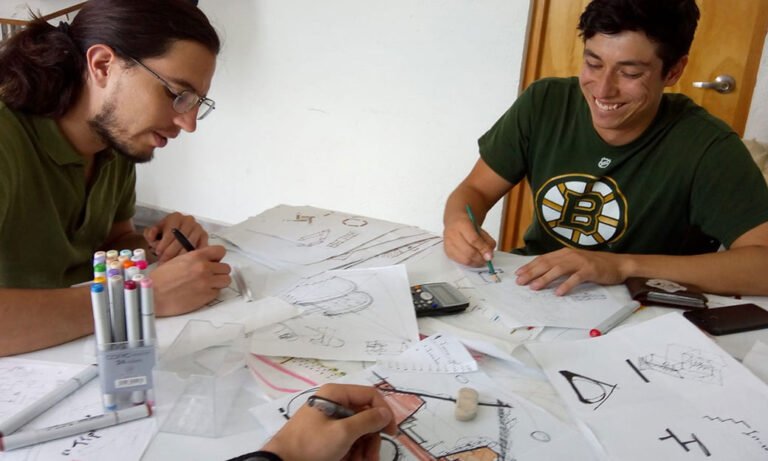 Qué universidades en México ofrecen una maestría en diseño arquitectónico 3 estudiantes trabajando en un proyecto arquitectonico