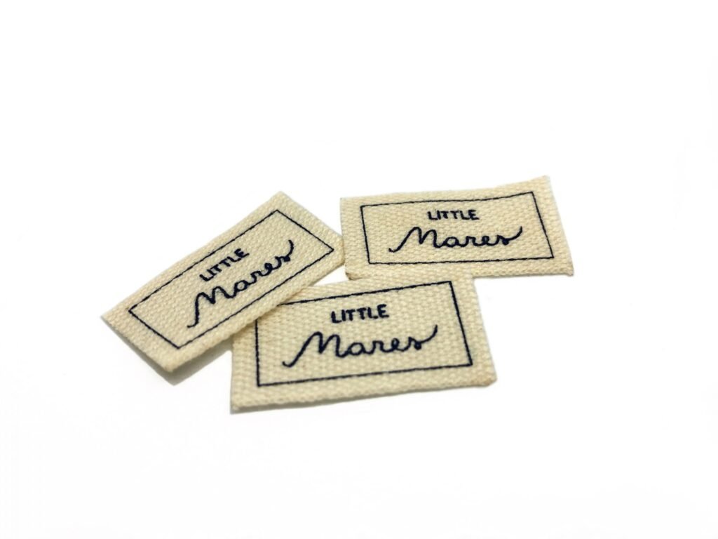 Cómo puedo crear etiquetas para ropa con mi logo personalizado 8 Cómo puedo crear etiquetas para ropa con mi logo personalizado