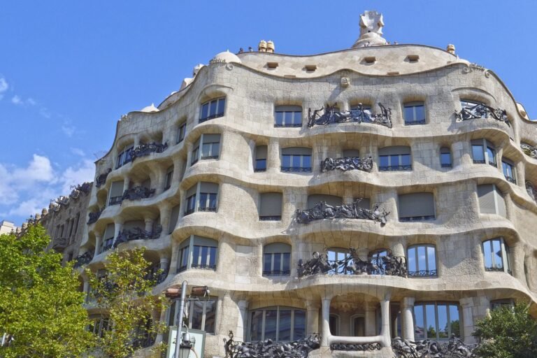 Quieres saber qué visitar en La Pedrera, Casa Milà en Barcelona 8 fachada ondulante de la pedrera en barcelona