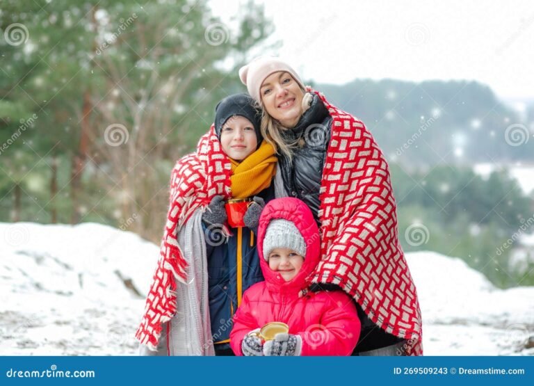 familia caminando en un bosque nevado