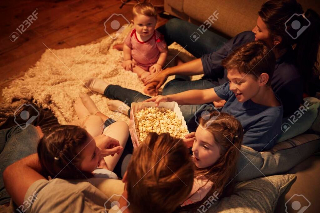 familia disfrutando de una noche de peliculas 1
